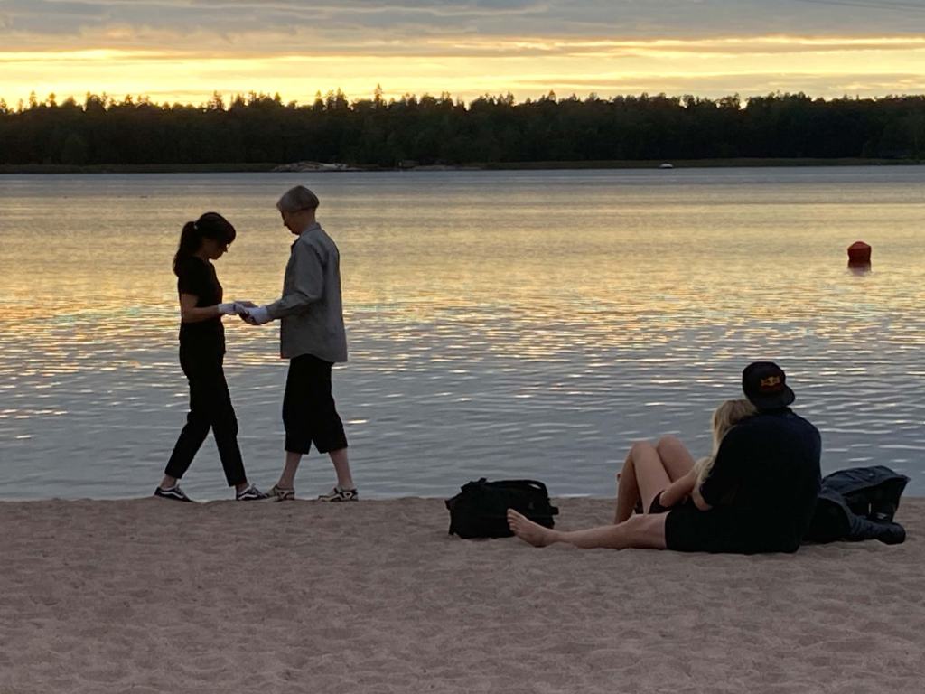 Performanssi Hietaniemen uimarannalla illalla auringonlaskun aikaan elokuussa 2022. 